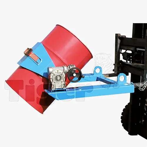 Produktbild von Fasskipper zum Heben und dosierten Entleeren von Fässern und Mülltonnen mit Gabelstapler und Kran Serie FLEX tigerhebezeuge-fasskipper-fuer-stapler-serie-FLEX