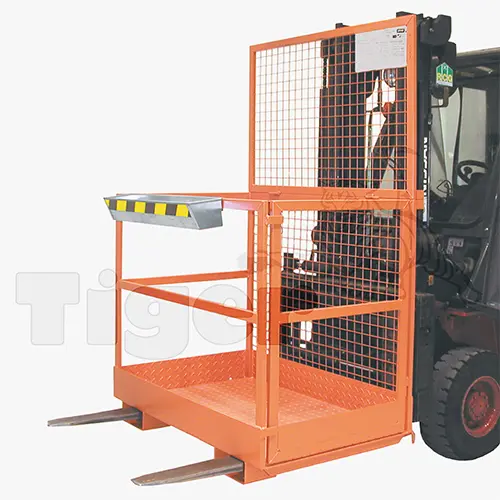 Produktbild von Stapler-Arbeitsbühne mit TÜV-Austria Personen-Sicherheitskorb für den Gabelstapler-Einsatz Serie MB-A arbeitsbuehne-mb-d-stapler-quer