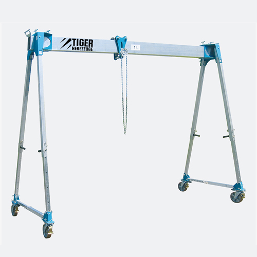 Produktbild von Aluminium-Portalkran mit Laufkatze, verfahrbar unter Last, höhenverstellbar und klappbar Serie AKF-HV tigerhebezeuge-mobiler-alu-portalkran-1000kg-fahrbar-Serie-AKF-HV