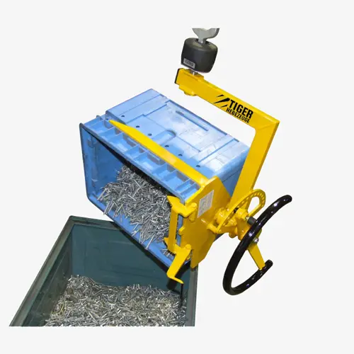 Produktbild von Kastengreifer mit Handrad zum Heben und Entleeren von C-KLT-Behältern tiger-wende-gabel-c-haken-serie-C-KLT-HR-fuer-cklt-kunststoffkaesten-lastaufnahmemittel